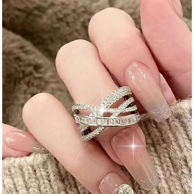 Eleganten nastavljiv prstan s kristali